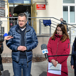 Zastępca prezydenta Rafał Rudnicki odpowiada na pytania dziennikarzy podczas konferencji prasowej poświęconej pomocy potrzebującym na Ukrainie