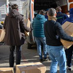 Wolontariusze przygotowują transport darów potrzebującym na Ukrainie