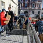 Wolontariusze przygotowują transport darów potrzebującym na Ukrainie