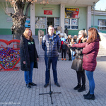 Zastępca prezydenta Rafał Rudnicki i przedstawicielka szkoły w otoczeniu dziennikarzy