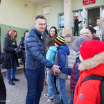 Zastępca prezydenta Rafał Rudnicki podaje rękę uczniowi