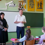 Zastępca prezydenta Rafał Rudnicki rozmawia z uczniami Szkoły Podstawowej nr 20 w Białymstoku