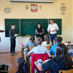 Zastępca prezydenta Rafał Rudnicki rozmawia z uczniami Szkoły Podstawowej nr 20 w Białymstoku