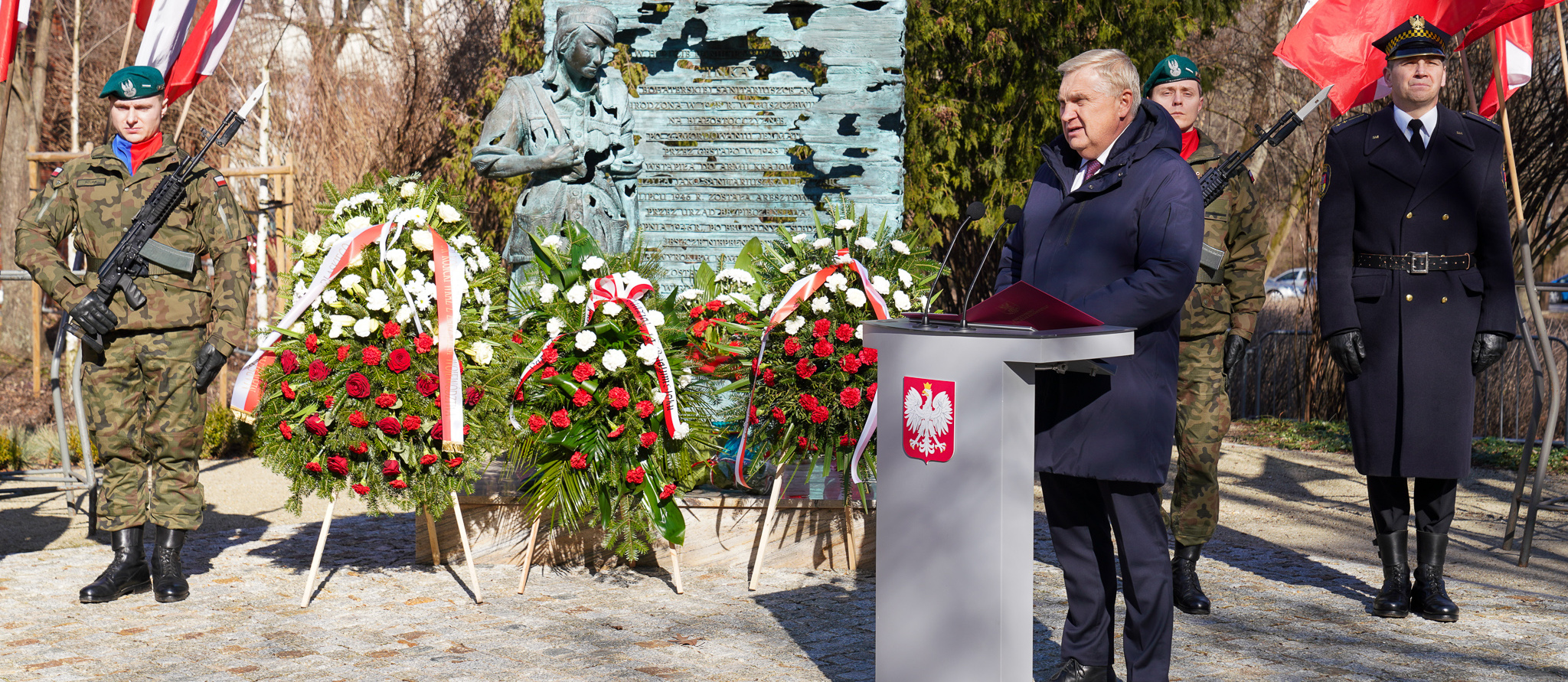 Prezydent Tadeusz Truskolaski przemawia podczas uroczystości poświęconej Dniu Żołnierzy Wyklętych przy pomniku Danuty Siedzikówny ps. 