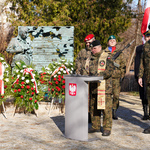 Kapelan Wojska Polskiego przemawia podczas Dnia Żołnierzy Wyklętych