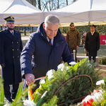 Prezydent Tadeusz Truskolaski składa wieniec przed pomnikiem żołnierzy Armii Krajowej.