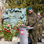 Żołnierz Wojska Polskiego przemawia podczas uroczystości poświęconej Dniu Żołnierzy Wyklętych