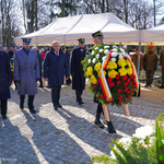 Prezydent Tadeusz Truskolaski składa wieniec przed pomnikiem żołnierzy Armii Krajowej. Asystują przedstawiciele Policji, Straży Miejskiej i Straży Pożarnej
