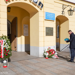 Dyrektor Departamentu Prezydenta Miasta Jacek  Brzozowski stawia znicz pod tablicą upamiętniającą żołnierzy Polski Podziemnej