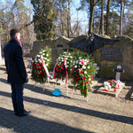 Dyrektor Departamentu Prezydenta Miasta Jacek  Brzozowski oddaje cześć żołnierzom na Cmentarzu Wojskowym w Białymstoku