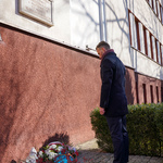 Dyrektor Departamentu Prezydenta Miasta Jacek  Brzozowski składa wieniec pod tablicą upamiętniającą ofiary NKWD
