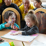 Dzieci z Ukrainy bawią się kolorowanką