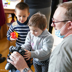 Dzieci poznają budowę aparatu fotograficznego