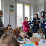 Opiekunka dzieci z Ukrainy odpowiada na pytania dziennikarzy