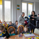 Opiekunka dzieci z Ukrainy odpowiada na pytania dziennikarzy
