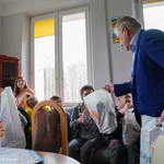 Prezydent Tadeusz Truskolaski wita grupę dzieci z Ukrainy wraz z opiekunkami w Białymstoku i wręcza upominki