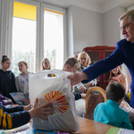 Prezydent Tadeusz Truskolaski wita grupę dzieci z Ukrainy wraz z opiekunkami w Białymstoku i wręcza upominki