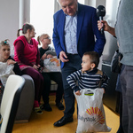 Prezydent Tadeusz Truskolaski rozmawia z chłopcem z Ukrainy