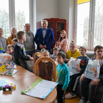 Prezydent Tadeusz Truskolaski w towarzystwie dzieci z Ukrainy i ich opiekunek