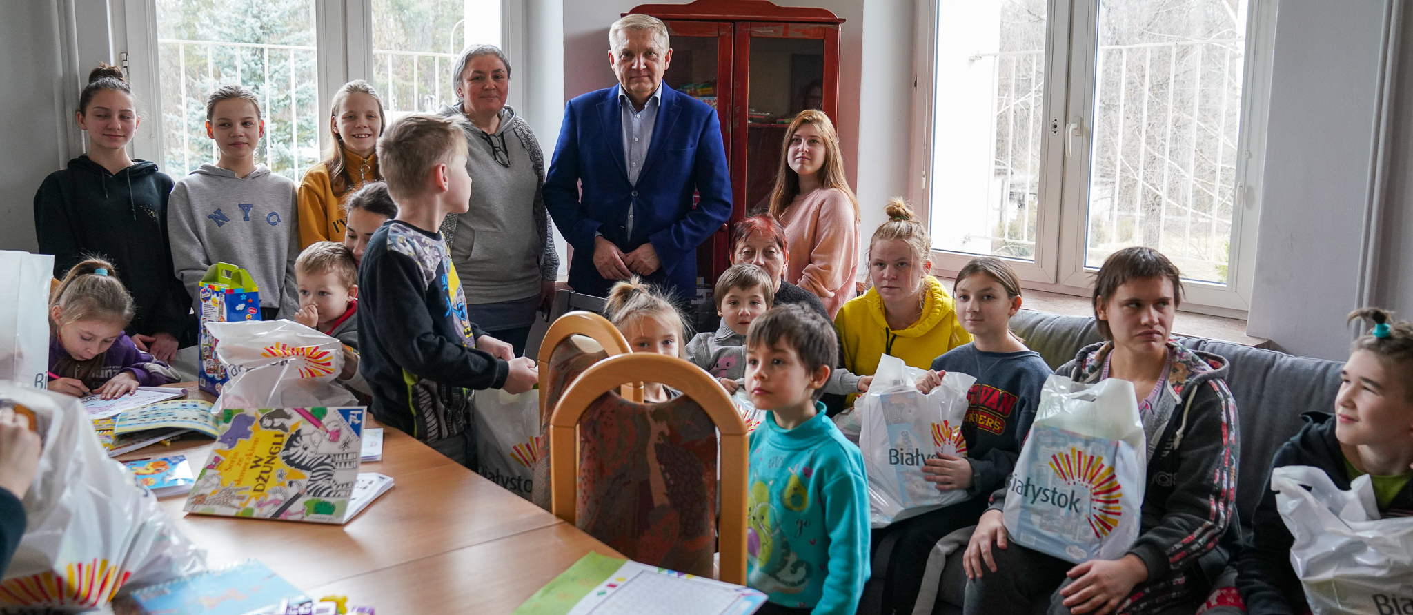 Prezydent Tadeusz Truskolaski w towarzystwie dzieci z Ukrainy i ich opiekunek