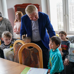 Prezydent Tadeusz Truskolaski rozmawia dziećmi z Ukrainy