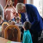 Prezydent Tadeusz Truskolaski rozmawia dziećmi z Ukrainy