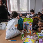 Dzieci z Ukrainy bawią się przy stole