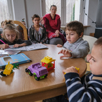 Dzieci z Ukrainy bawią się przy stole
