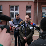 Dyrektor szkoły – Mariusz Sokołowski odpowiada na pytania dziennikarzy