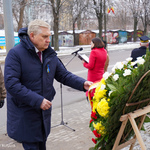 Prezydent Tadeusz Truskolaski składa okolicznościowy wieniec przy pomniku upamiętniającym katastrofę pociągu z chlorem.