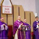 Ksiądz Arcybiskup Józef Guzdek. Obok stoją ksiądz Arcybiskup Senior Edward Ozorowski i ksiądz Biskup Henryk Ciereszko