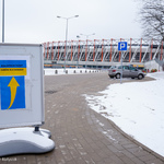 Tablica informacyjna Białostocki Punkt Darów dla Ukrainy. W tle Stadion Miejski w Białymstoku