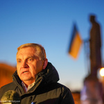 Prezydent Tadeusz Truskolaski przemawia podczas wiecu poparcia dla Ukrainy