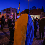 Uczestnik wiecu z Ukraińską flagą na plecach
