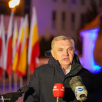 Prezydent Tadeusz Truskolaski odpowiada na pytania dziennikarzy podczas wiecu poparcia dla Ukrainy