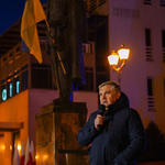 Prezydent Tadeusz Truskolaski przemawia podczas wiecu poparcia dla Ukrainy