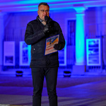 Zastępca prezydenta Rafał Rudnicki przemawia podczas wiecu poparcia dla Ukrainy