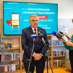 Prezydent Tadeusz Truskolaski odpowiada na pytania dziennikarzy podczas konferencji dotyczącej Budżetu Obywatelskiego 2023