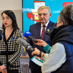 Dyrektor Urszula Dmochowska odpowiada na pytania dziennikarzy podczas konferencji dotyczącej Budżetu Obywatelskiego 2023