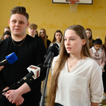 Uczniowie V Liceum Ogólnokształcącego im. Jana III Sobieskiego w Białymstoku odpowiadają na pytania dziennikarzy