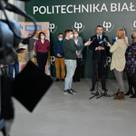 Zastępca prezydenta Rafał Rudnicki odpowiada na pytania dziennikarzy podczas konferencji dotyczącej organizacji bezpłatnych kursów języka polskiego dla obywateli Ukrainy