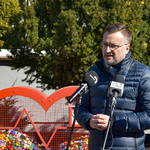 Zastępca prezydenta Rafał Rudnicki odpowiada na pytania dziennikarzy podczas konferencji prasowej dotyczącej akcji „Z sercem do nakrętek”