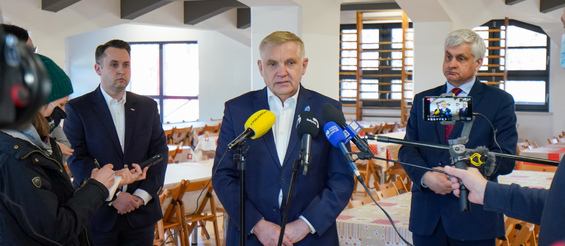 Prezydent Tadeusz Truskolaski przemawia na konferencji prasowej