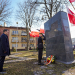 Zastępca prezydenta Przemysław Tuchliński oddaje cześć ofiarom holokaustu i bohaterom ratujących Żydów przed  pomnikiem - kopułą Wielkiej Synagogi przy ulicy Suraskiej. Asystuje Strażnik miejski, który oddaje honory