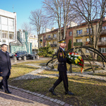 Zastępca prezydenta Przemysław Tuchliński składa wieniec przed pomnikiem - kopułą Wielkiej Synagogi przy ulicy Suraskiej. Asystuje  Strażnik miejski