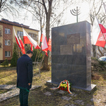 Zastępca prezydenta Przemysław Tuchliński oddaje cześć ofiarom holokaustu i bohaterom ratujących Żydów przed  pomnikiem - kopułą Wielkiej Synagogi przy ulicy Suraskiej.