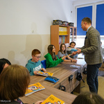 Zastępca prezydenta Rafał Rudnicki wręcza uczniom z Ukrainy ksiązki