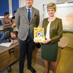Zastępca prezydenta Rafał Rudnicki wraz z Katarzyną Szostak-Król – dyrektor Szkoły Podstawowej nr 26 prezentują książkę 