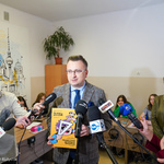 Zastępca prezydenta Rafał Rudnicki odpowiada na pytania dziennikarzy podczas konferencji