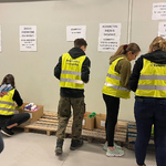 Wolontariusze pomagają w punkcie Free Shop